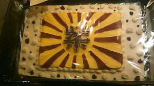 紫ロゴマーク ケーキ byグーテ・ド・ママン