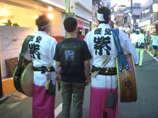 紫Tシャツと経堂むらさき連　下北沢第45回阿波おどり
